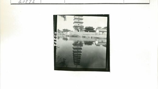古塔倒影湖畔游人.jpg
