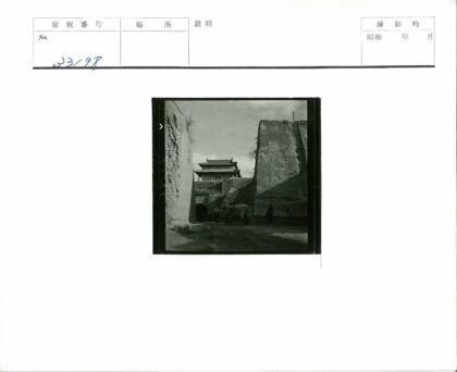 古塔建筑与风化墙壁街景.jpg