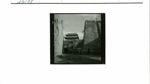 古塔建筑与风化墙壁街景.jpg