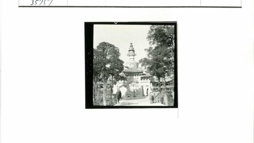 古塔林间入口人迹.jpg