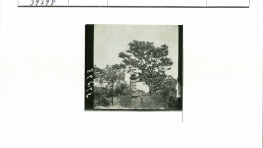 古塔绿树石墙晴空.jpg