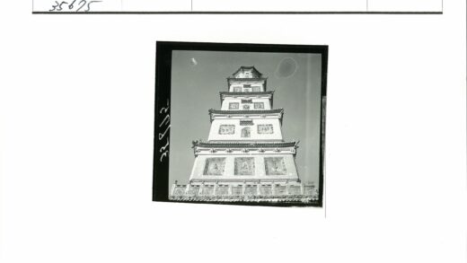 古塔雕刻与蓝天景观.jpg