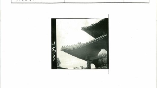 古塔雕檐与石灯笼景.jpg