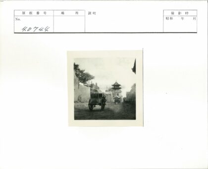 古塔马车砖墙街景.jpg