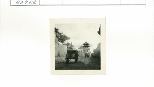 古塔马车砖墙街景.jpg