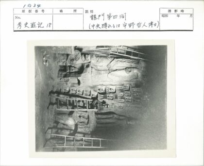 古墙雕刻与梯子室内场景.jpg