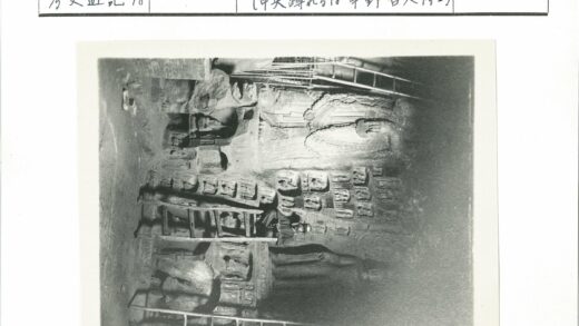 古墙雕刻与梯子室内场景.jpg