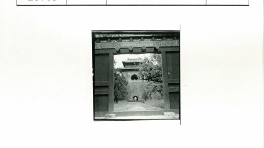 古寺石门小径绿树环绕.jpg