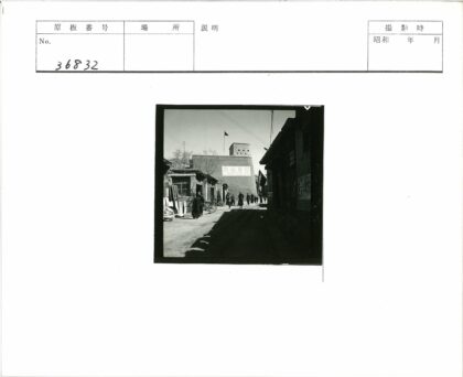 古巷炮塔街景与行人.jpg