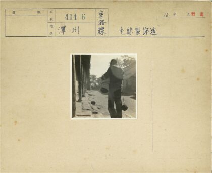古巷行人携卷席.jpg