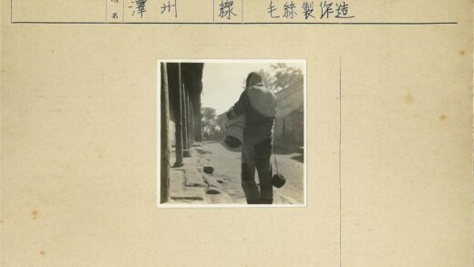 古巷行人携卷席.jpg