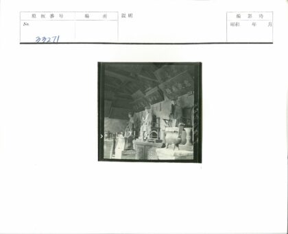 古庙雕像与香炉陈设.jpg