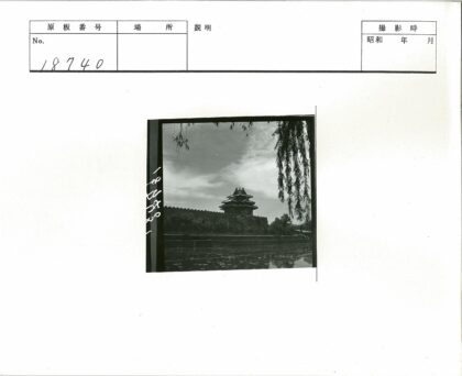 古建多层顶水影树映.jpg