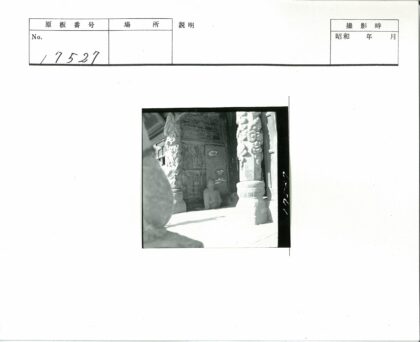 古建木柱雕刻与石像.jpg
