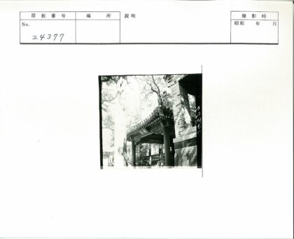 古建木柱雕花屋顶庭院景.jpg