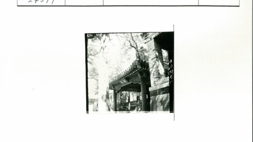 古建木柱雕花屋顶庭院景.jpg