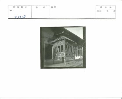 古建木窗瓦顶石径风光.jpg