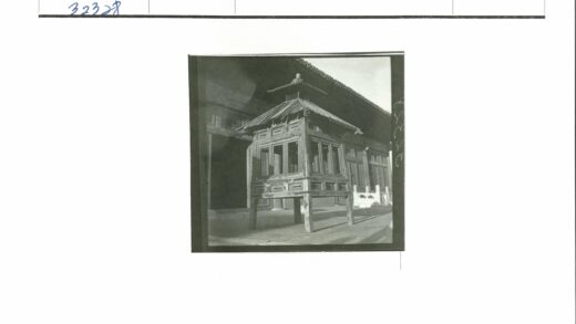 古建木窗瓦顶石径风光.jpg