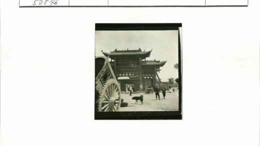 古建木门前的推车与狗.jpg