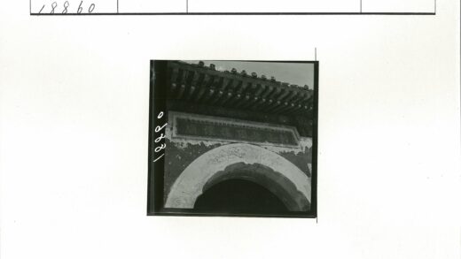 古建木顶石拱风化铭文.jpg
