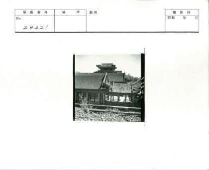 古建瓦顶绿荫柱廊.jpg