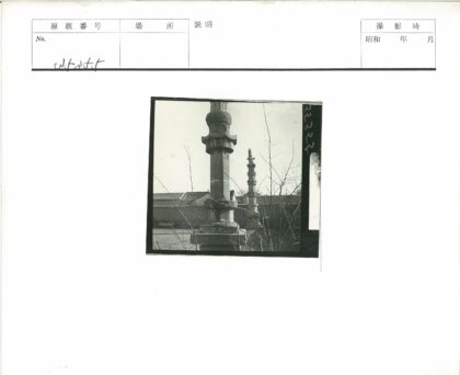 古建石柱雕刻与瓦顶风光.jpg