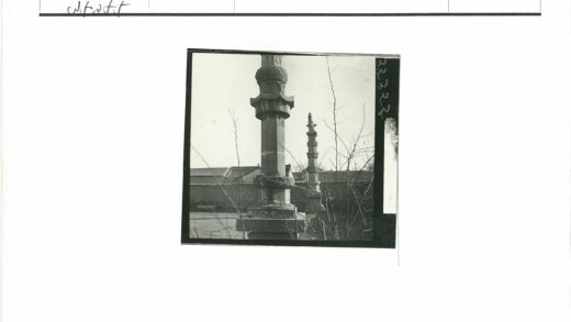 古建石柱雕刻与瓦顶风光.jpg