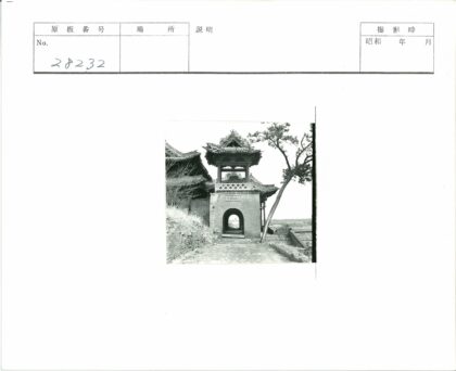 古建筑与曲树景观.jpg