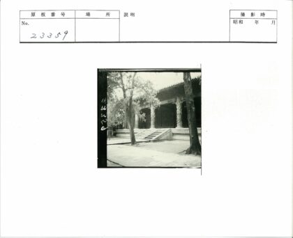 古建筑入口石阶与雕柱.jpg