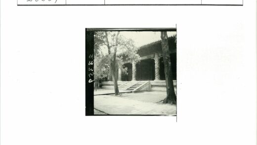 古建筑入口石阶与雕柱.jpg
