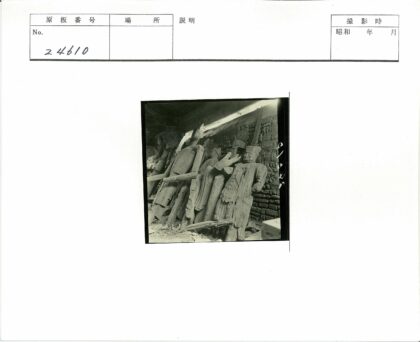 古建筑内风化木雕像.jpg