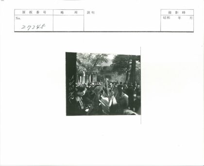 古建筑前人群熙攘.jpg