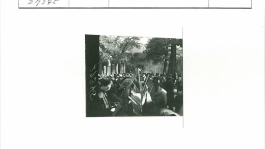 古建筑前人群熙攘.jpg