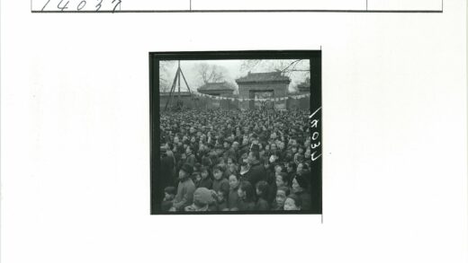 古建筑前人群聚集冬日景.jpg