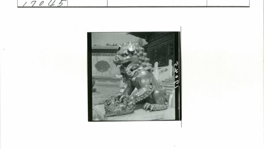 古建筑前华丽石狮子雕像.jpg
