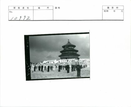 古建筑前庭院集体健身照.jpg
