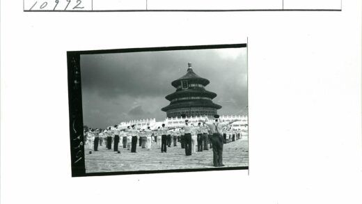 古建筑前庭院集体健身照.jpg
