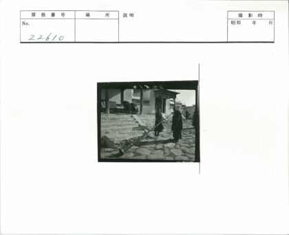 古建筑前持长角人物.jpg