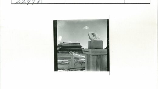 古建筑前日晷与晴空.jpg