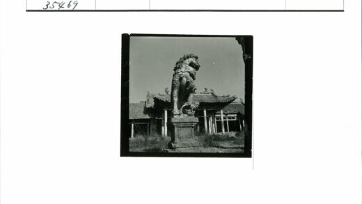 古建筑前狮子雕像晴空映衬.jpg