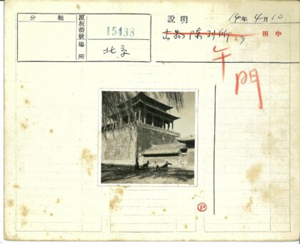 古建筑前的黄包车.jpg