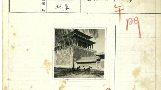 古建筑前的黄包车.jpg