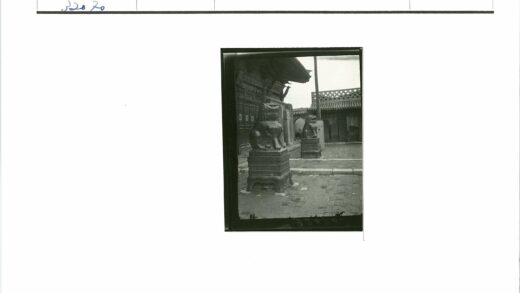 古建筑前石狮子与华丽木门庭院.jpg