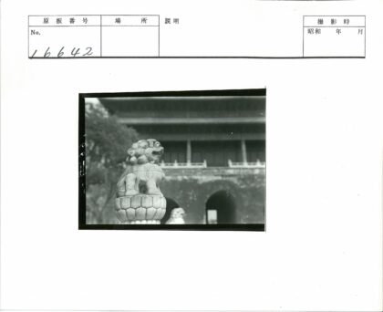 古建筑前石狮子雕像.jpg