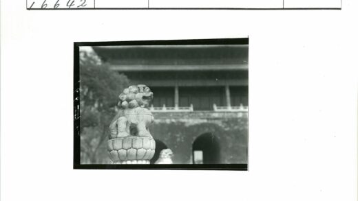 古建筑前石狮子雕像.jpg