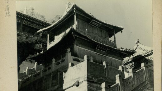 古建筑华丽屋顶与木结构细节.jpg