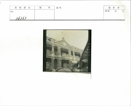 古建筑圆柱阳台与旧车前灯特写.jpg