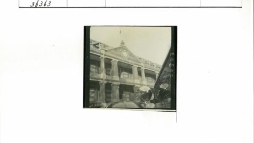 古建筑圆柱阳台与旧车前灯特写.jpg