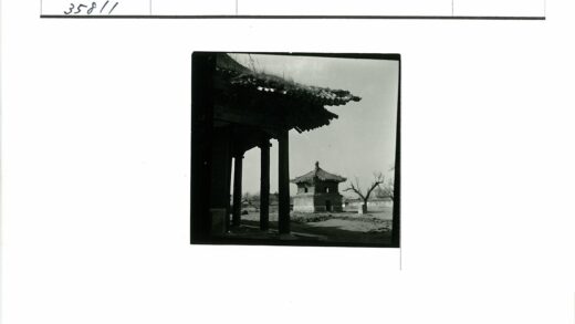 古建筑宝塔与远楼晴空景.jpg