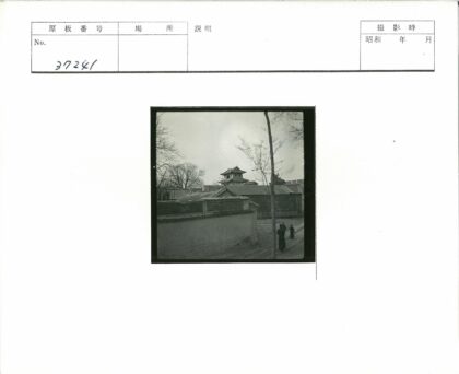 古建筑宝塔冬日行人小路.jpg